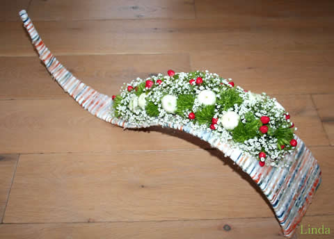 zelf bloemschikken voor een tafelstuk met bloemen en frame